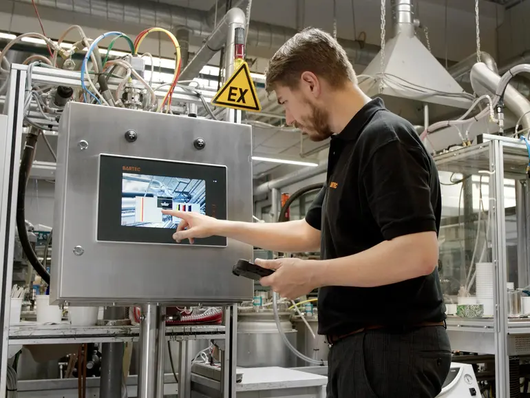 Arbeiter mit Maschinen in einem Chemiewerk