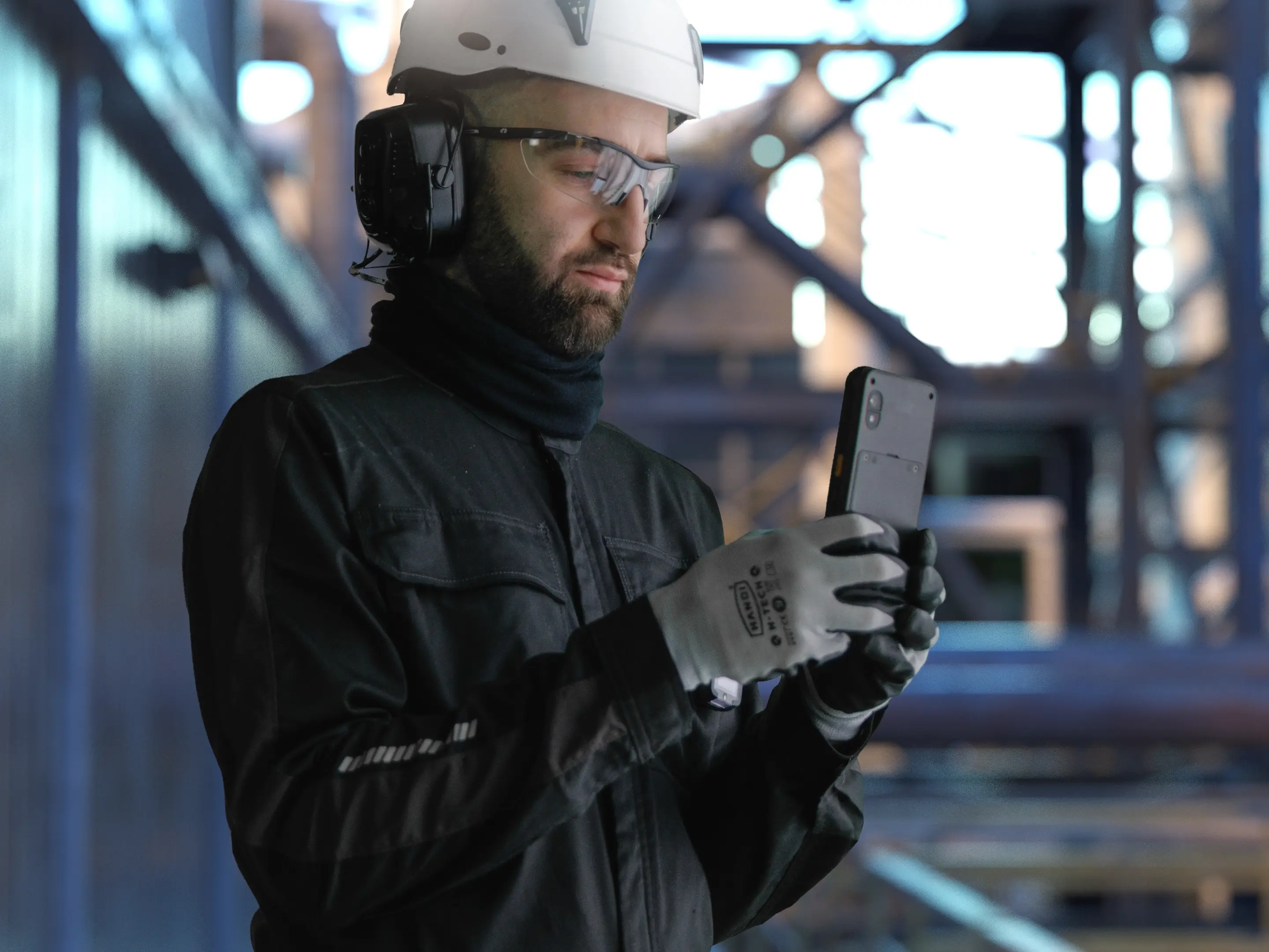 Worker with BARTEC SP9EX1 Smartphone