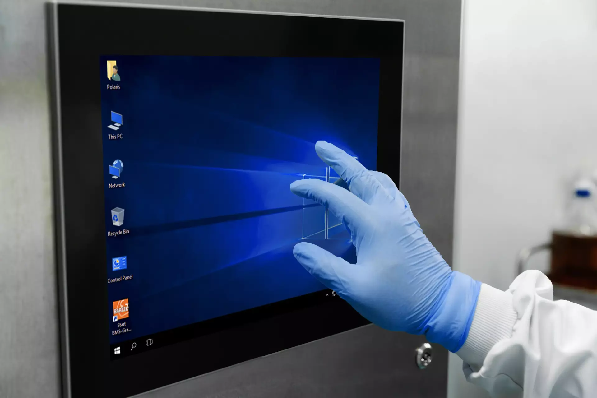 Wissenschaftler in Handschuhen berührt den Bildschirm einer Mensch-Maschine-Schnittstelle im Labor