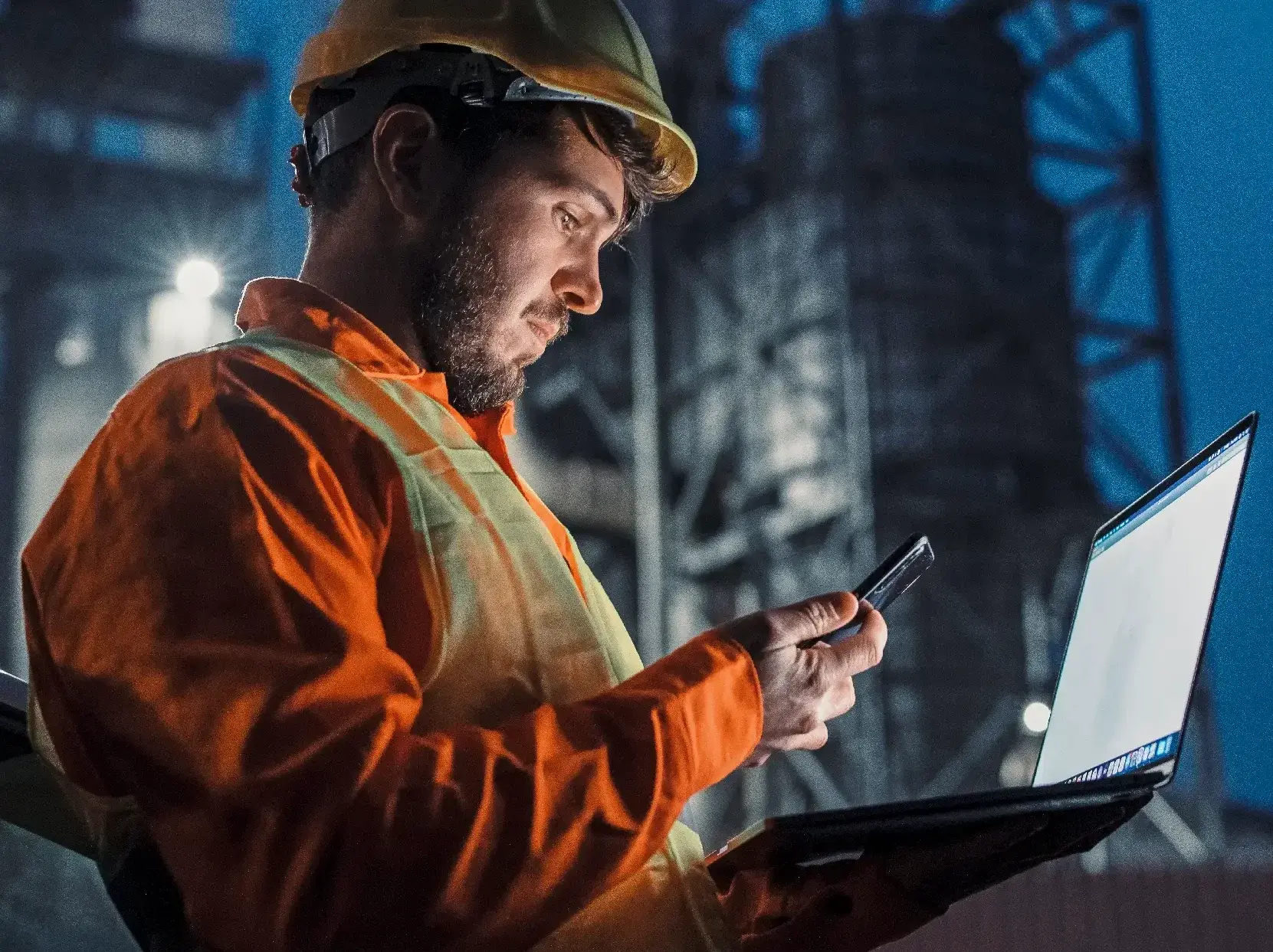 Ingenieur in Nachtschicht und mit Technik vor einer Erdölindustrieanlage