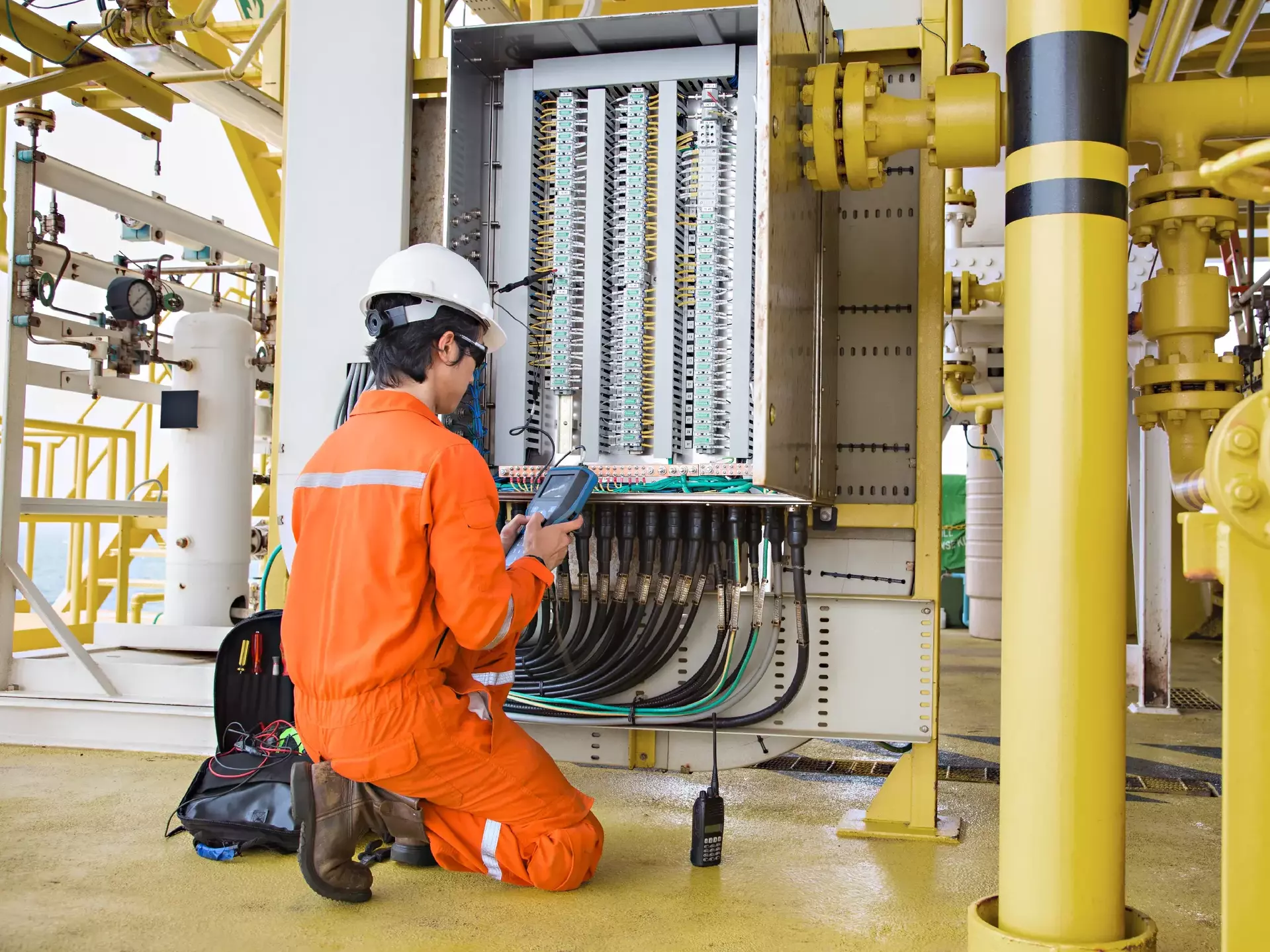 Elektro- und Gerätetechniker - Wartung elektrischer Anlagen auf einer Öl- und Gasverarbeitungsplattform