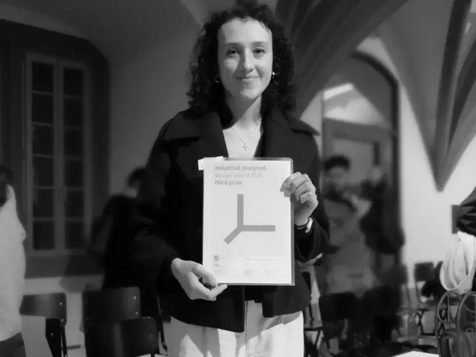 Erika Martínez Duque with the award Erika Martínez Duque with the award