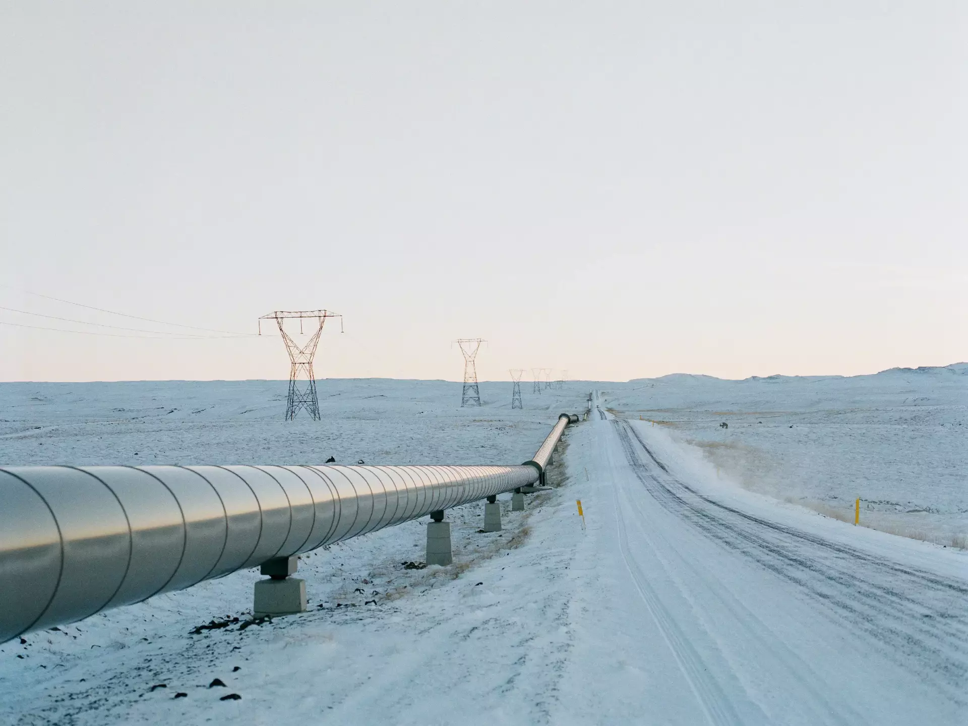 Geothermische Pipeline bei verschneiter Straße