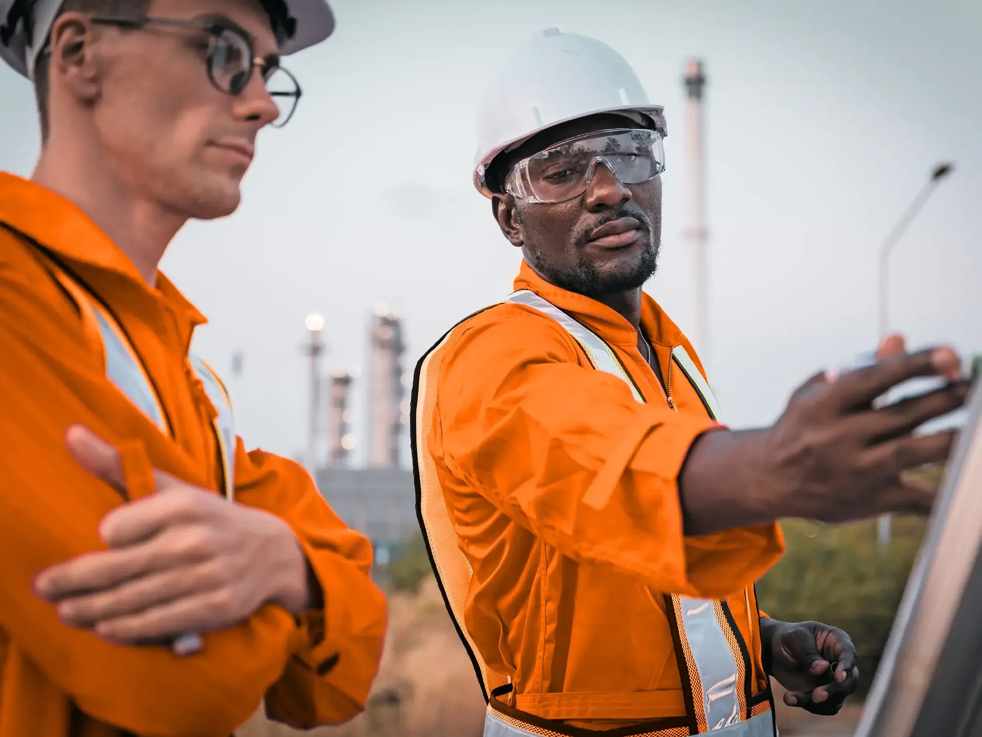 Bauingenieur vor einer Ölraffinerie-Anlage