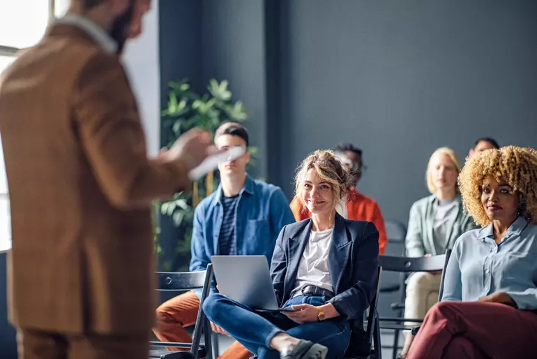 Gruppe von Personen auf einem Seminar