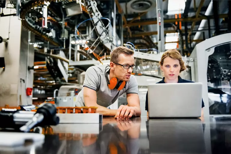 Ingenieure arbeiten am Laptop und konfigurieren die Installation