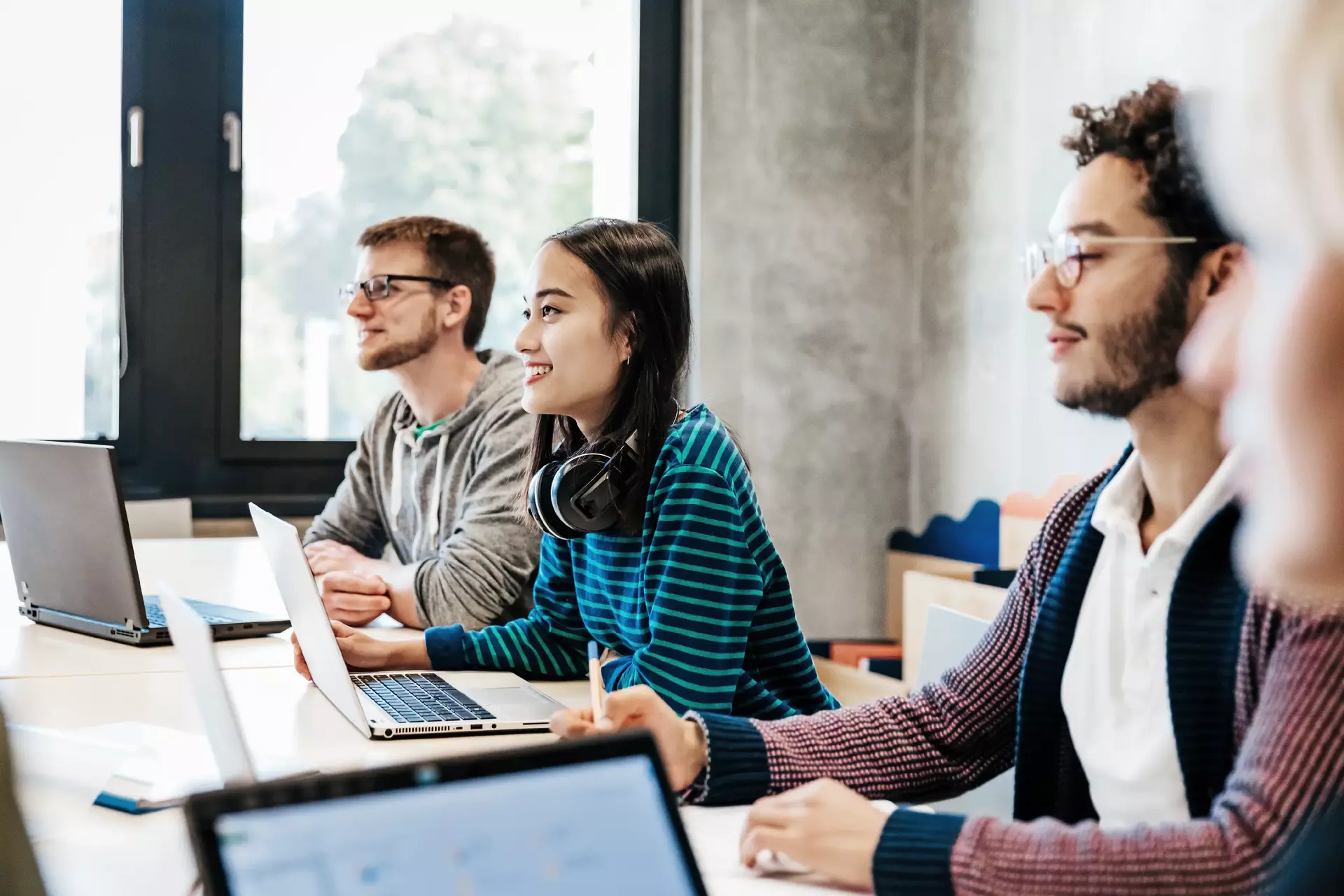 Gruppe von Studenten hört während eines Universitätsseminars zu