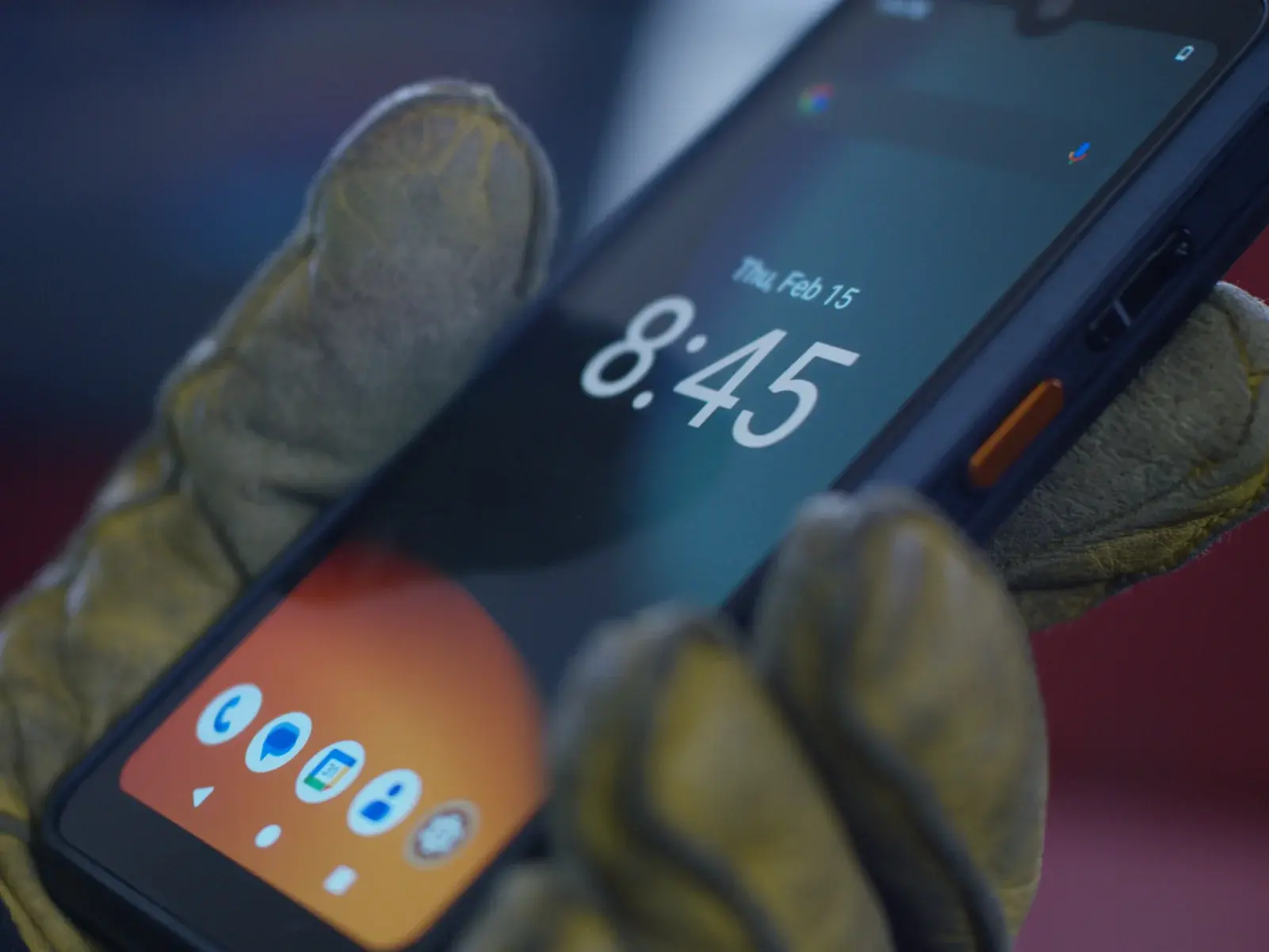 SP9EX1 Smarthphone / SC9EX1 Smartscanner in a hand with glove