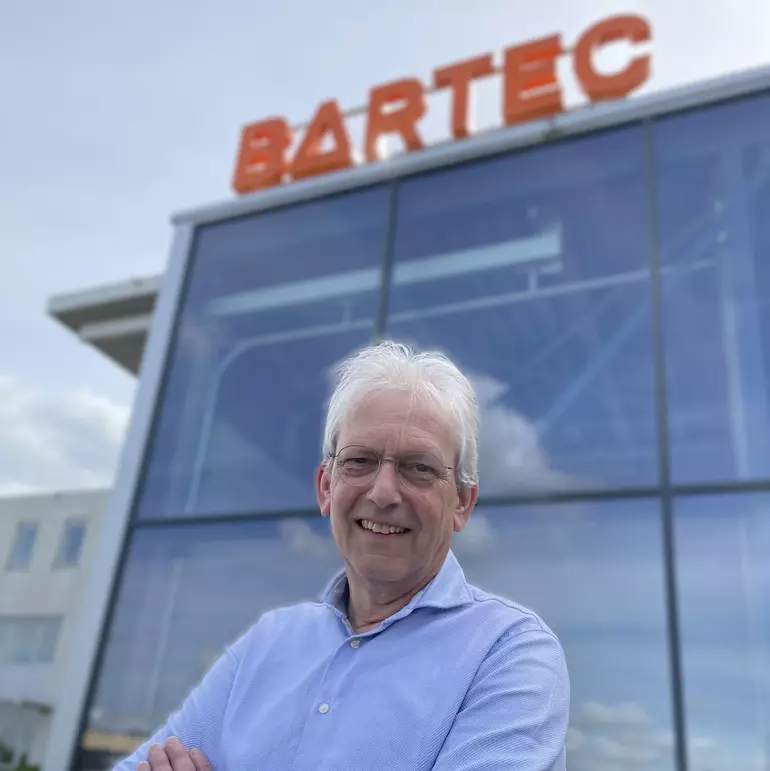 Karel Neleman ist ein wahres BARTEC Urgestein und seit über 30 Jahren im Unternehmen. Der Technische Leiter prüft bei seiner Arbeit, ob das gesamte Ex-Equipment den entsprechenden Richtlinien und Normen entsprechen und so auf den Markt gebracht werden können. Am Standort in Ridderkerk hat Karel seine Berufung gefunden. Im Gespräch erklärt er, wie sich der Explosionsschutz in den letzten Jahrzehnten gewandelt hat, auf welche Meilensteine er zurückblickt und welche Erkenntnisse er aus seiner langjährigen Arbeit gewinnen konnte.

