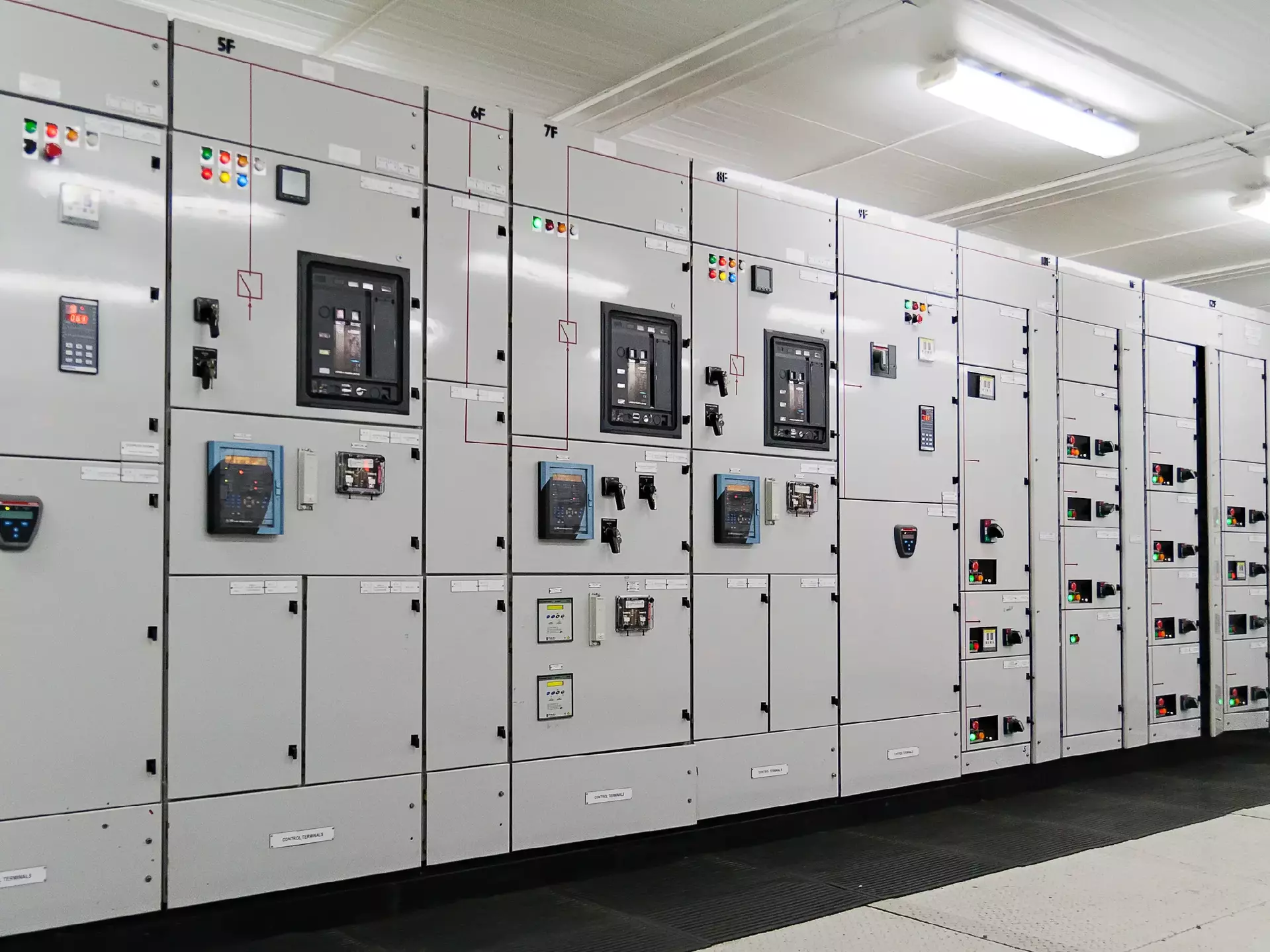 Electrical energy distribution substation