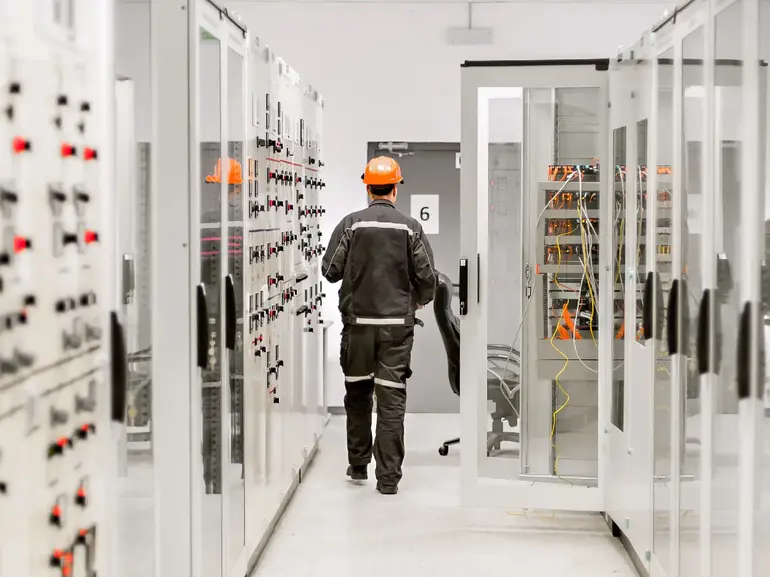 Verwendung von Schutzausrüstung in der Nähe von Schaltschränken