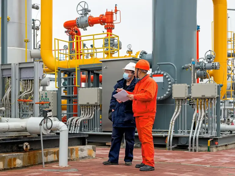 Ingenieure und Mitarbeiter kommunizieren vor Ort in der Chemiefabrik Ingenieure und Mitarbeiter kommunizieren vor Ort in der Chemiefabrik