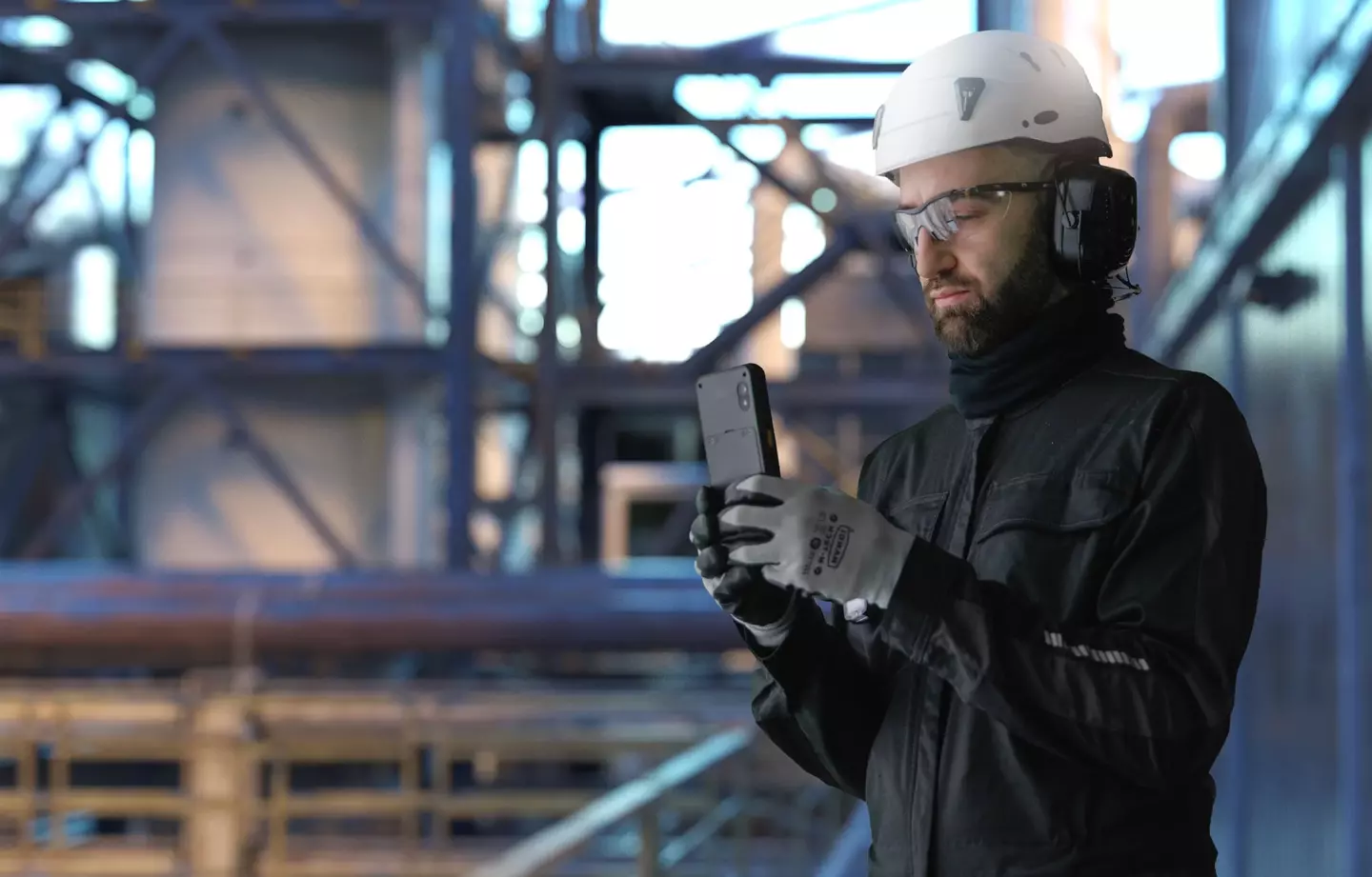BARTEC SP9 EX1 Smartphone used by a worker
