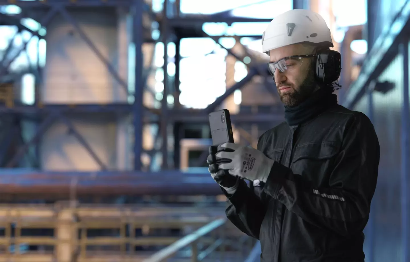 BARTEC SP9 EX1 Smartphone used by a worker