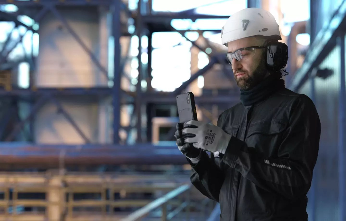 BARTEC SP9 EX1 Smartphone used by a worker